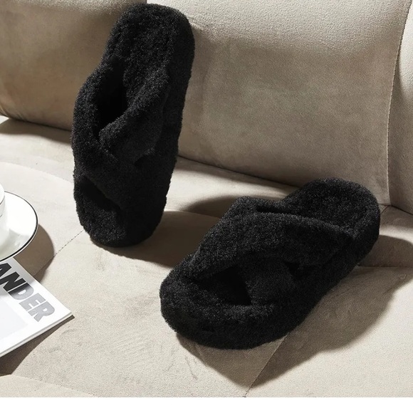 Faux Fur Jabasic Slippers - Picture 2 of 10